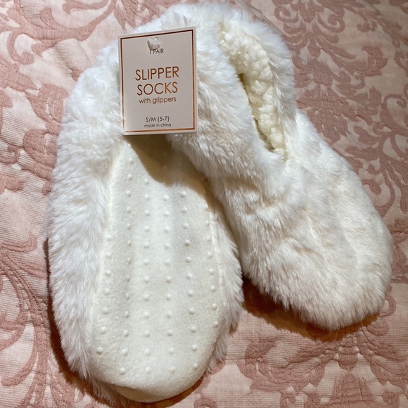 Pink heats nightie & NWT white fluffy slippers - Picture 7 of 8